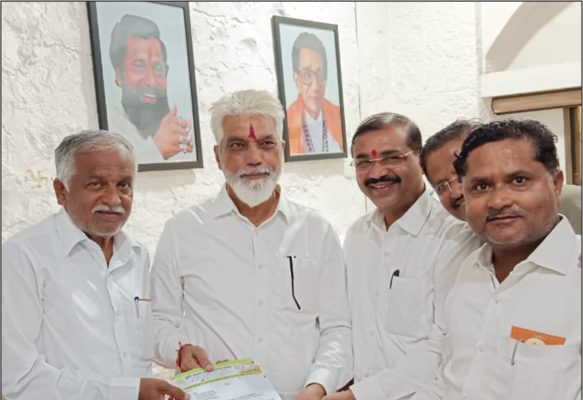 कांदा निर्यात बंदीचा आदेश तात्काळ मागे घ्या या मागणीचे मान.श्री.दादाजी भुसे यांना निवेदन देताना