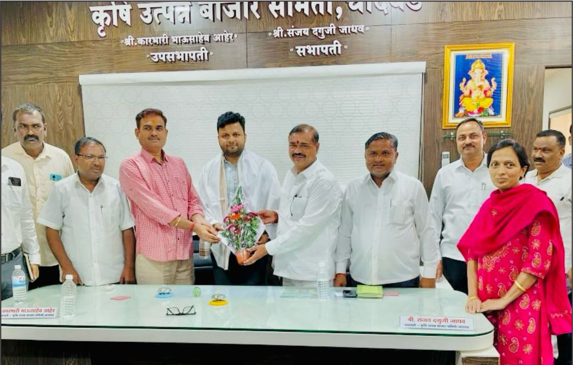 मा. फय्याजी मुलानी साहेब, मा. जिल्हा उपनिबंधक (स.) सहकारी संस्था नाशिक यांची चांदवड बाजार समितीच्या भेटीवेळी सत्कार करताना