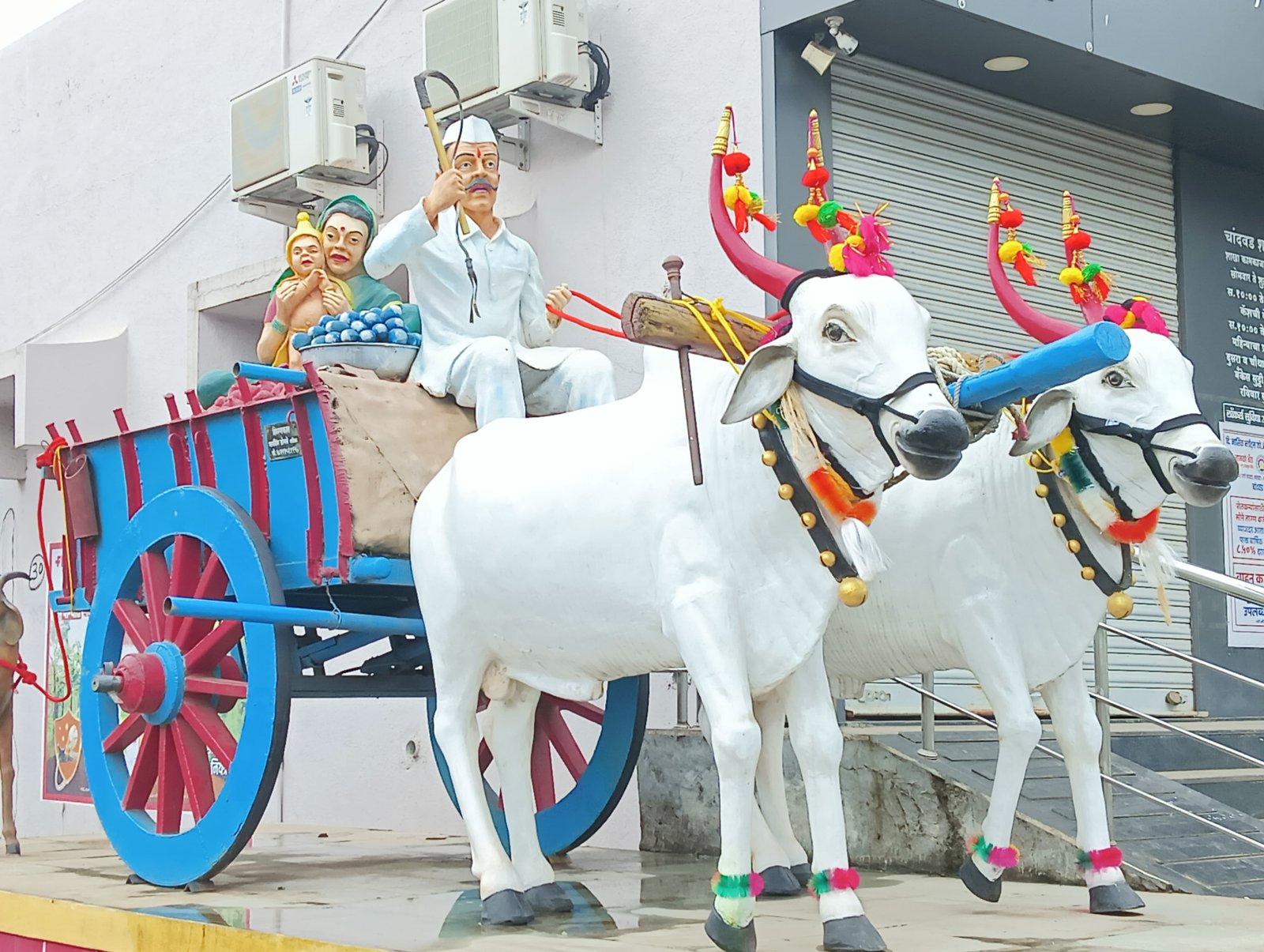शेतकरी बांधवांसाठी समर्पित शेतकरी कृटूंबाची प्रतिकृती
